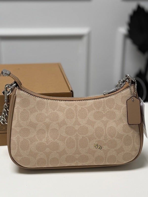 Geantă de femei cu imprimeu vintage și lanț, mică, potrivită pentru purtare pe umăr sau crossbody, utilizare zilnică.