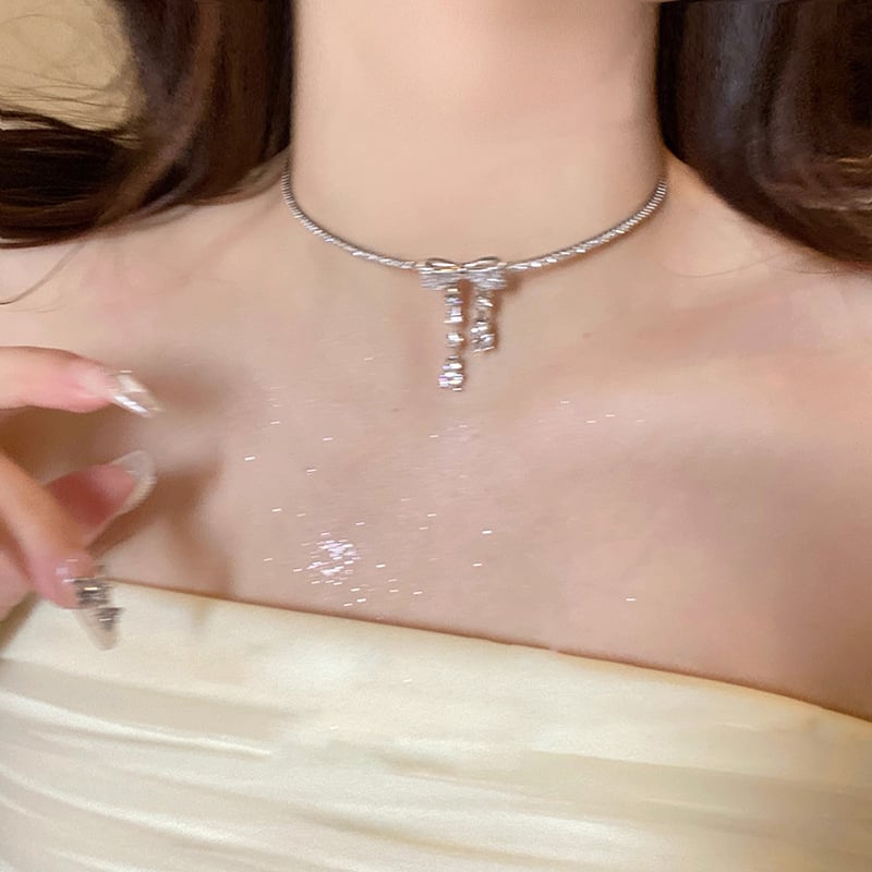 Colier choker eteric cu fundita din zircon lucios si ciucuri – lux usor