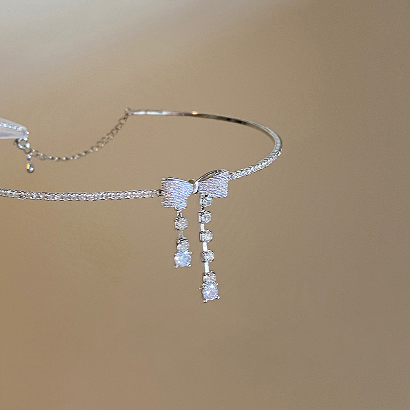 Colier choker eteric cu fundita din zircon lucios si ciucuri – lux usor