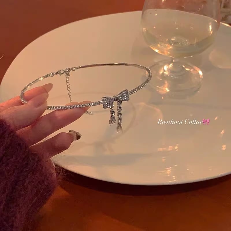 Colier choker eteric cu fundita din zircon lucios si ciucuri – lux usor