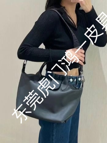 Geantă din piele naturală de vițel, mică, în stil dumpling, cu curea crossbody și mână, spațioasă pentru uz zilnic, texturată
