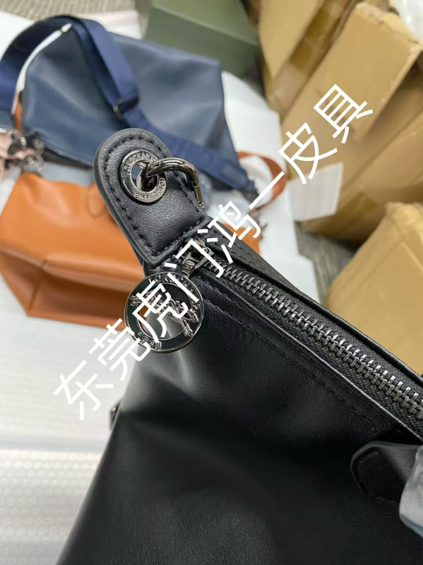 Geantă din piele naturală de vițel, mică, în stil dumpling, cu curea crossbody și mână, spațioasă pentru uz zilnic, texturată