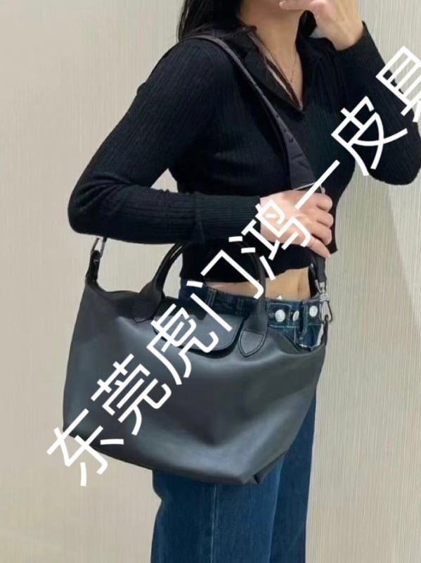 Geantă din piele naturală de vițel, mică, în stil dumpling, cu curea crossbody și mână, spațioasă pentru uz zilnic, texturată