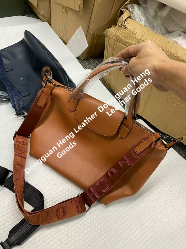 Taška na knedle z pravej teľacej kože, malá veľkosť, crossbody a do ruky, priestranná taška na každodenné nosenie s textúrovanou povrchovou úpravou