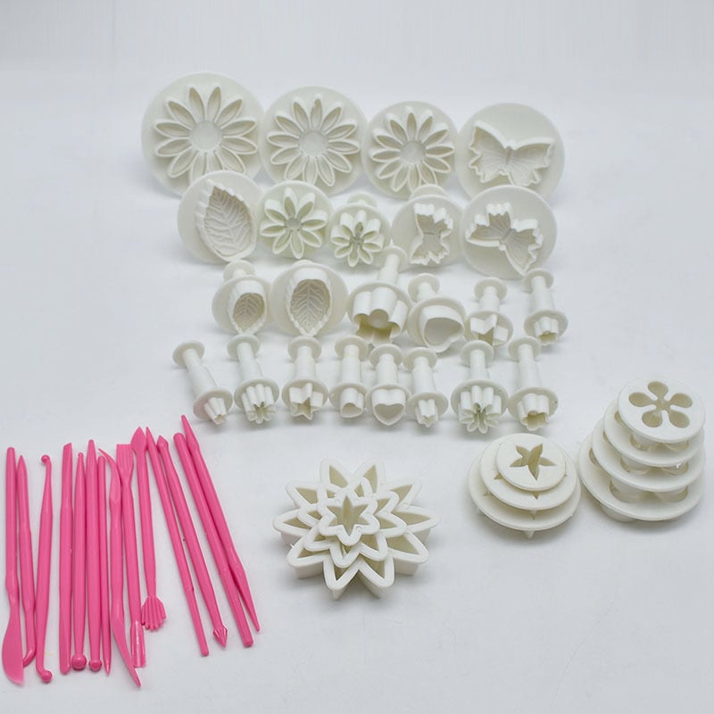 Set forme pentru fondant și biscuiți – 11 piese, în total 47 de piese; matrițe decorative pentru relief