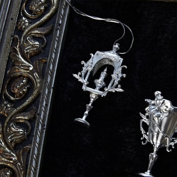 Design original de nișă: colier din cupru în stil gotic, cu motive de lumânare și pahar de vin înalt