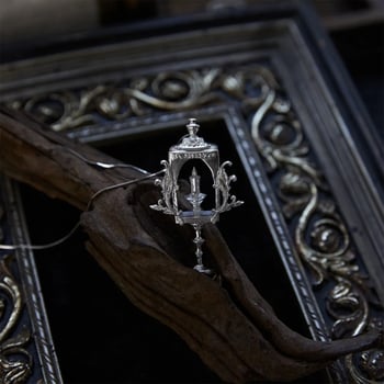Design original de nișă: colier din cupru în stil gotic, cu motive de lumânare și pahar de vin înalt