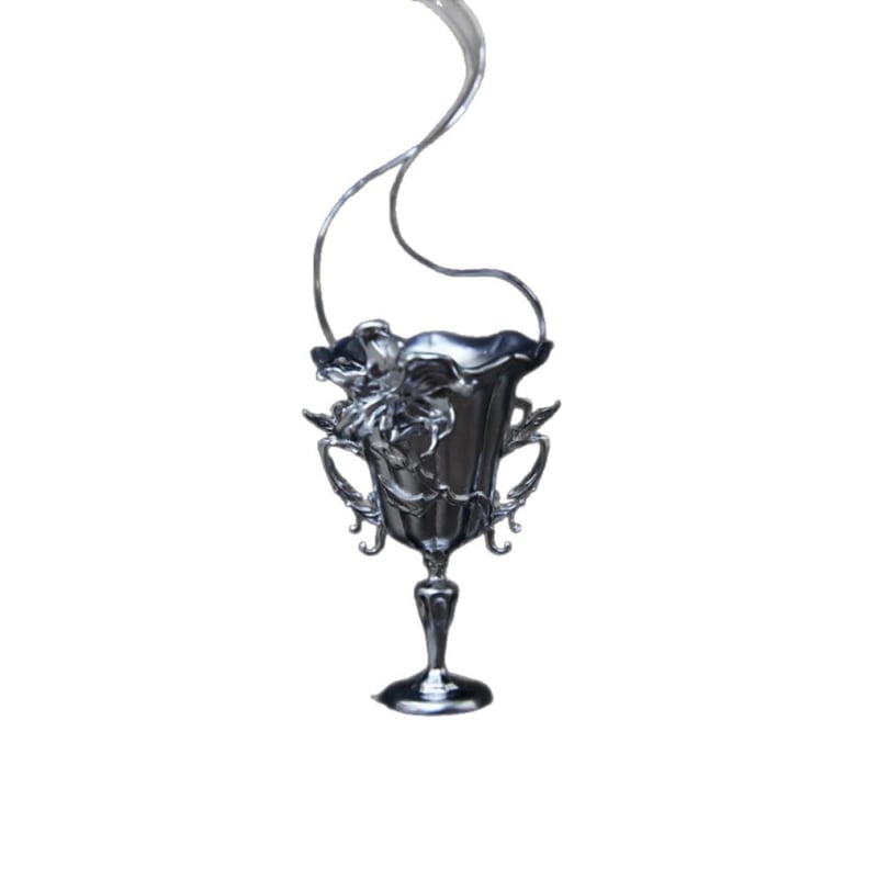 Design original de nișă: colier din cupru în stil gotic, cu motive de lumânare și pahar de vin înalt