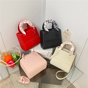 Geantă crossbody Diana, broderie și eșarfă de mătase, stil urban pentru femei