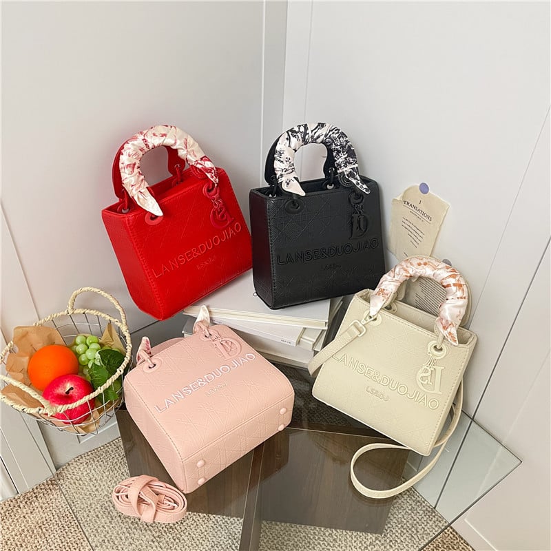 Geantă crossbody Diana, broderie și eșarfă de mătase, stil urban pentru femei