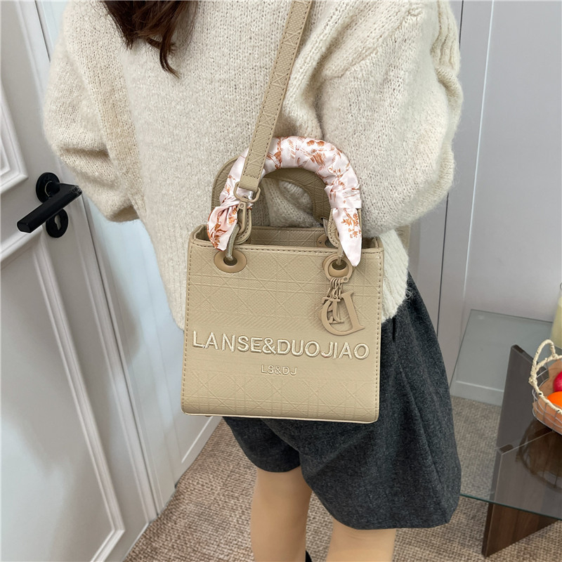 Geantă crossbody Diana, broderie și eșarfă de mătase, stil urban pentru femei