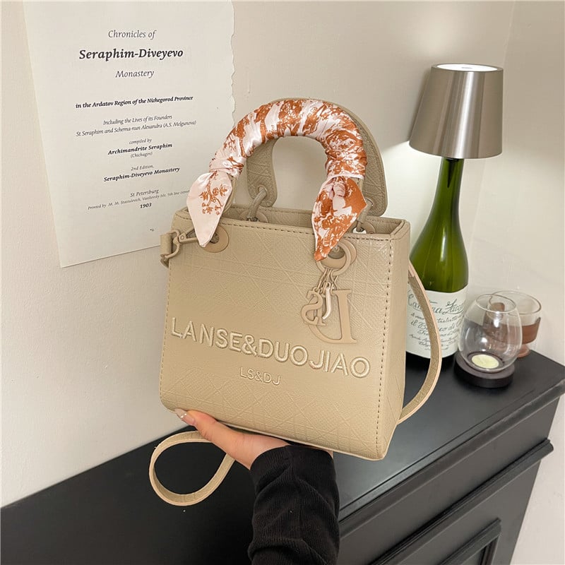 Geantă crossbody Diana, broderie și eșarfă de mătase, stil urban pentru femei