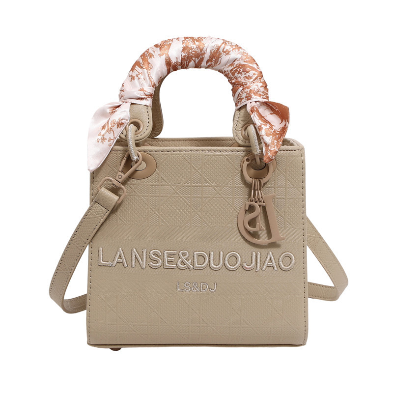 Geantă crossbody Diana, broderie și eșarfă de mătase, stil urban pentru femei