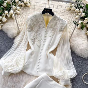 Set elegant din două piese, în stil franțuzesc: top din dantelă cu decolteu în V împodobit cu mărgele și fustă lungă, talie înaltă