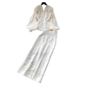 Set elegant din două piese, în stil franțuzesc: top din dantelă cu decolteu în V împodobit cu mărgele și fustă lungă, talie înaltă