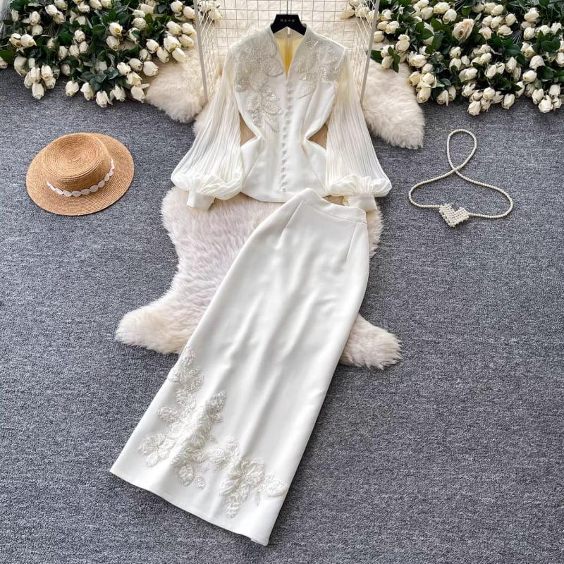 Set elegant din două piese, în stil franțuzesc: top din dantelă cu decolteu în V împodobit cu mărgele și fustă lungă, talie înaltă