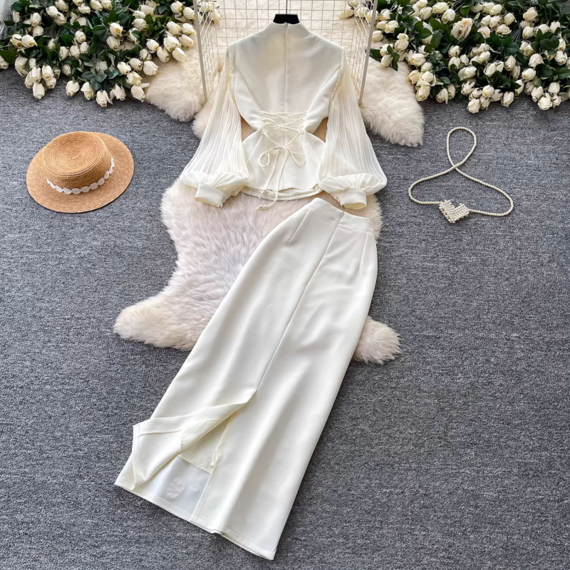 Set elegant din două piese, în stil franțuzesc: top din dantelă cu decolteu în V împodobit cu mărgele și fustă lungă, talie înaltă