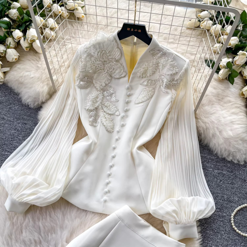 Set elegant din două piese, în stil franțuzesc: top din dantelă cu decolteu în V împodobit cu mărgele și fustă lungă, talie înaltă
