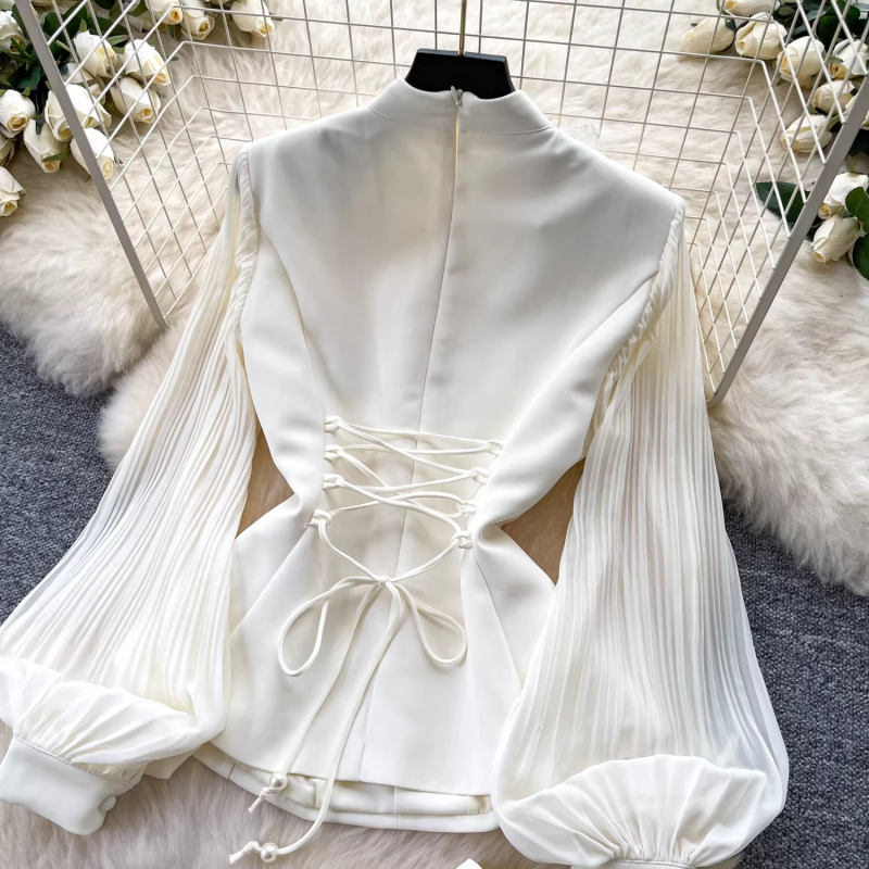 Set elegant din două piese, în stil franțuzesc: top din dantelă cu decolteu în V împodobit cu mărgele și fustă lungă, talie înaltă