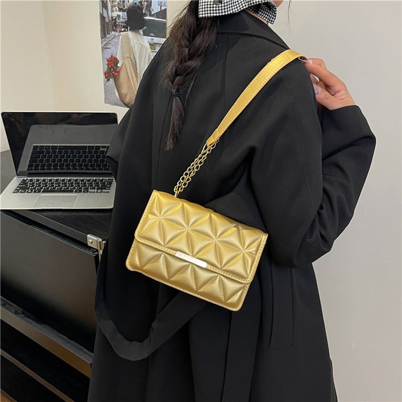 Geantă mică de damă cu quilting romb, broderie, capac, PU, toamna 2025