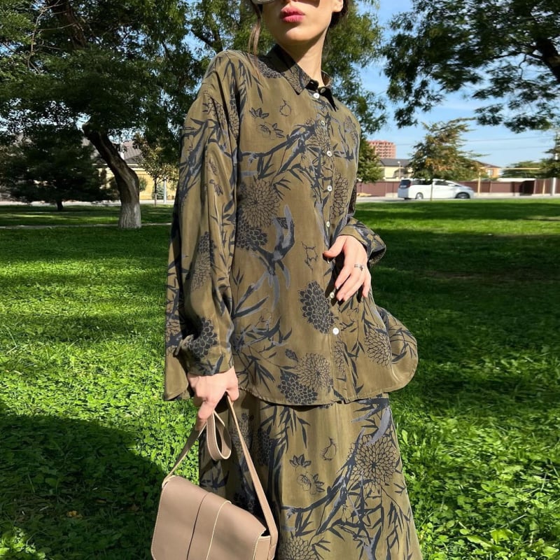 Costum feminin: cămașă cu mâneci lungi și fustă, primăvara 2024, elegant și casual