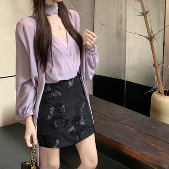 Bluza mov cu decolteu în V și mâneci lungi, set fustă cu bretele, fustă neagră scurtă, stil coreean