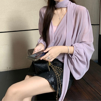 Bluza mov cu decolteu în V și mâneci lungi, set fustă cu bretele, fustă neagră scurtă, stil coreean