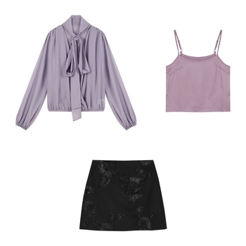 Bluza mov cu decolteu în V și mâneci lungi, set fustă cu bretele, fustă neagră scurtă, stil coreean