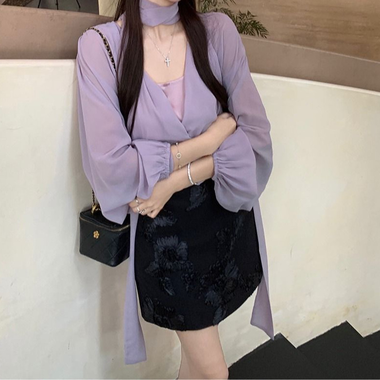 Bluza mov cu decolteu în V și mâneci lungi, set fustă cu bretele, fustă neagră scurtă, stil coreean