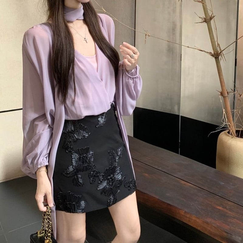 Bluza mov cu decolteu în V și mâneci lungi, set fustă cu bretele, fustă neagră scurtă, stil coreean