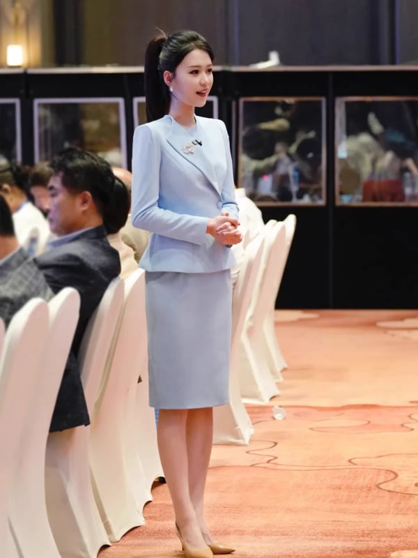 Costum profesional albastru pentru femei, stil elegant și sofisticat, set din două piese
