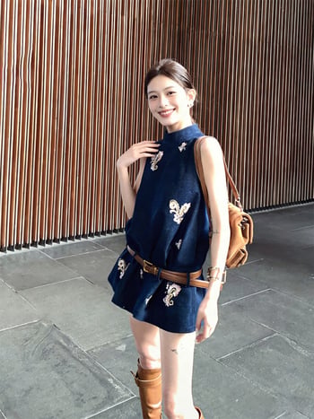 Set din două piese: top fără mâneci din denim de bumbac, brodat în stil chinezesc, și fustă scurtă, vară 2026