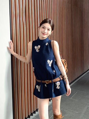 Set din două piese: top fără mâneci din denim de bumbac, brodat în stil chinezesc, și fustă scurtă, vară 2026