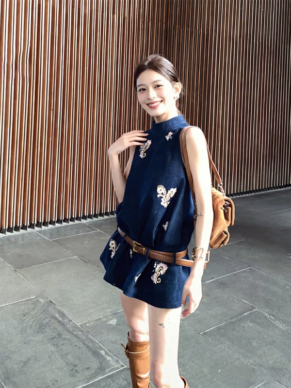 Set din două piese: top fără mâneci din denim de bumbac, brodat în stil chinezesc, și fustă scurtă, vară 2026