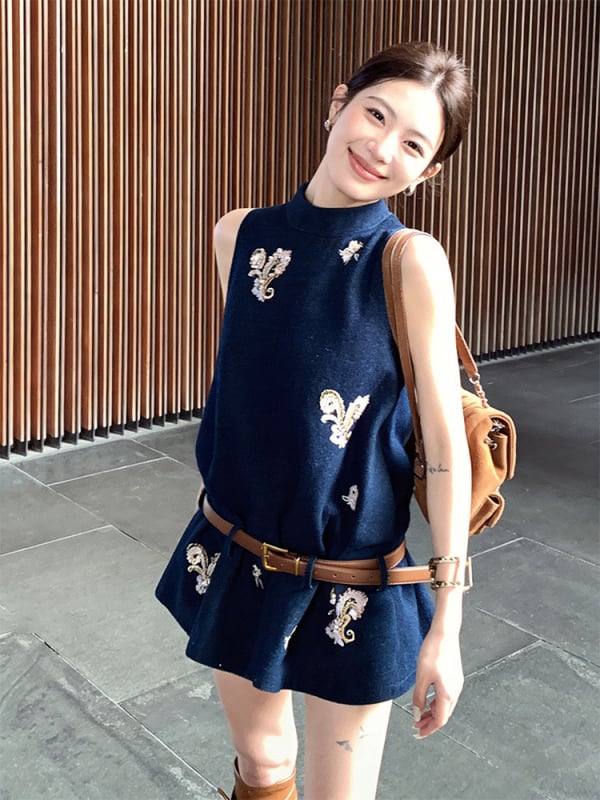Set din două piese: top fără mâneci din denim de bumbac, brodat în stil chinezesc, și fustă scurtă, vară 2026