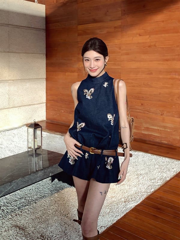 Set din două piese: top fără mâneci din denim de bumbac, brodat în stil chinezesc, și fustă scurtă, vară 2026