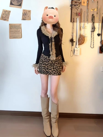 Set feminin din două piese pentru toamnă-iarnă: top cu decolteu în V și mâneci lungi, cu patch-uri de blană, și fustă mini leopard print.