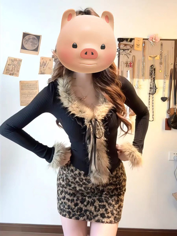 Set feminin din două piese pentru toamnă-iarnă: top cu decolteu în V și mâneci lungi, cu patch-uri de blană, și fustă mini leopard print.