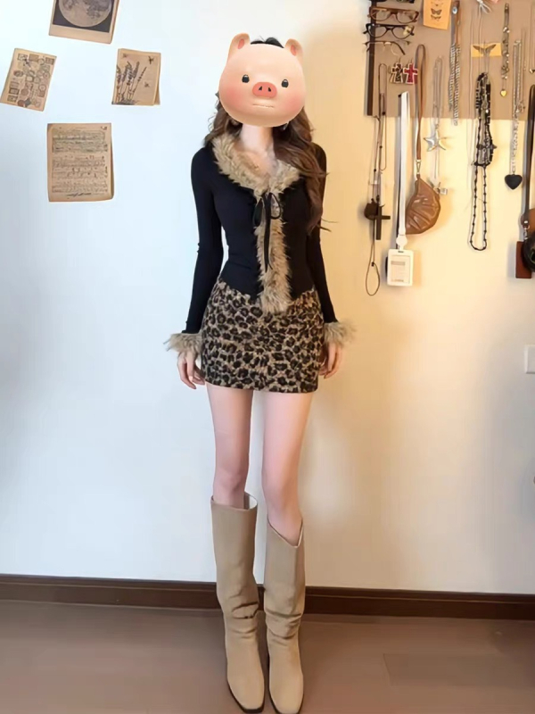 Set feminin din două piese pentru toamnă-iarnă: top cu decolteu în V și mâneci lungi, cu patch-uri de blană, și fustă mini leopard print.