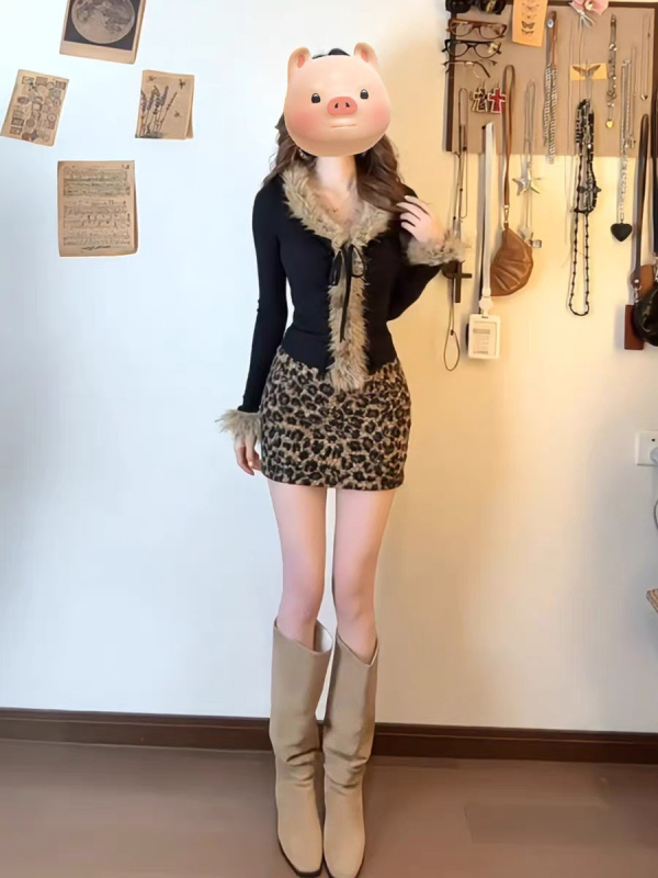 Set feminin din două piese pentru toamnă-iarnă: top cu decolteu în V și mâneci lungi, cu patch-uri de blană, și fustă mini leopard print.