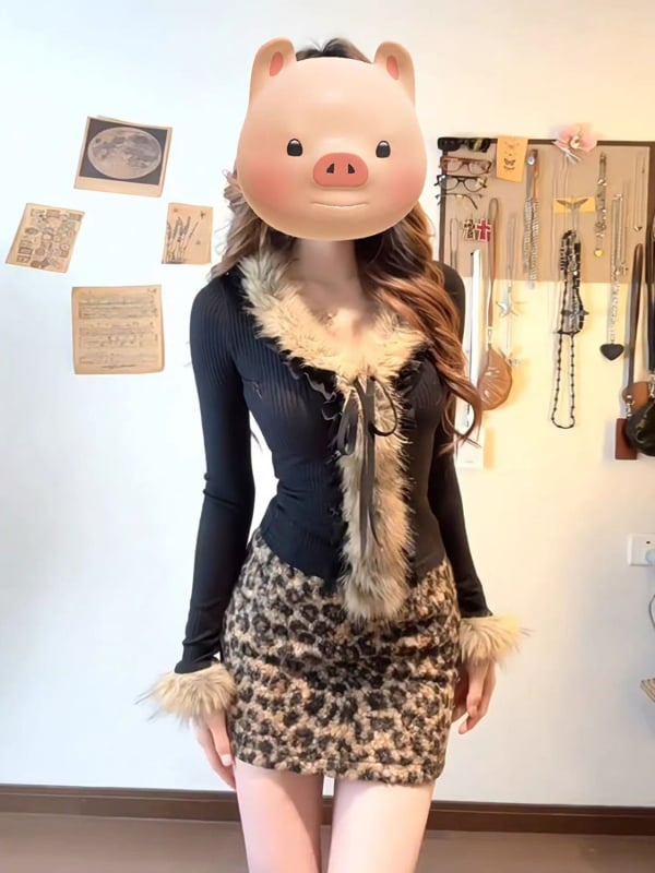 Set feminin din două piese pentru toamnă-iarnă: top cu decolteu în V și mâneci lungi, cu patch-uri de blană, și fustă mini leopard print.
