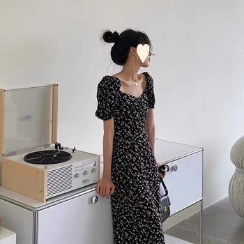 Rochie florală în stil franțuzesc, croială în A-line, decolteu pătrat și mâneci bufante, neagră, lungă, pentru vară