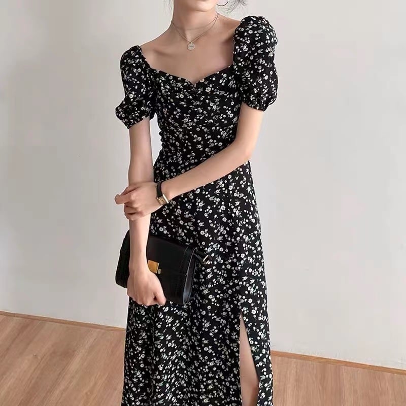 Rochie florală în stil franțuzesc, croială în A-line, decolteu pătrat și mâneci bufante, neagră, lungă, pentru vară