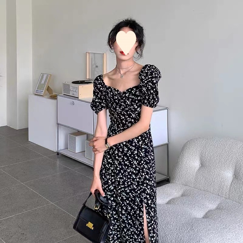 Rochie florală în stil franțuzesc, croială în A-line, decolteu pătrat și mâneci bufante, neagră, lungă, pentru vară