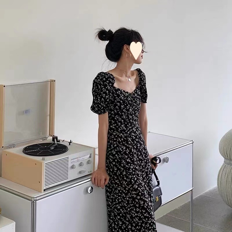 Rochie florală în stil franțuzesc, croială în A-line, decolteu pătrat și mâneci bufante, neagră, lungă, pentru vară