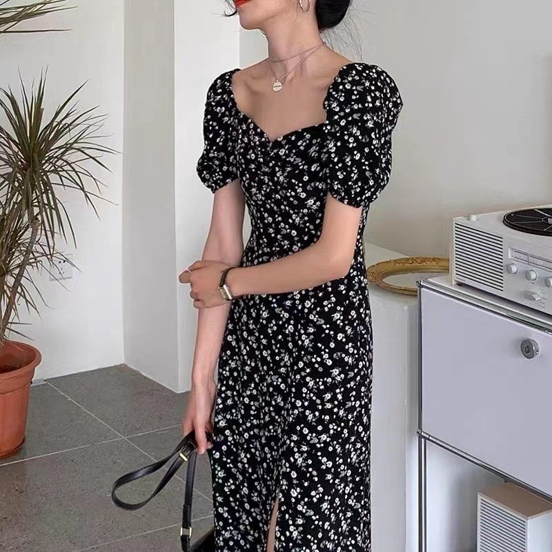 Rochie florală în stil franțuzesc, croială în A-line, decolteu pătrat și mâneci bufante, neagră, lungă, pentru vară