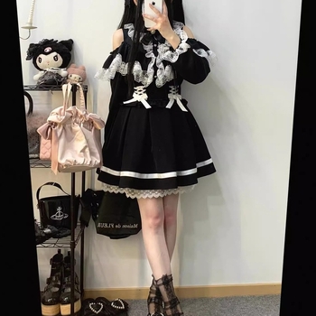 Set din două piese în stil japonez: bluză cu dantelă la tiv și umeri goi, mâneci lungi, și fustă puff Lolita cu funda