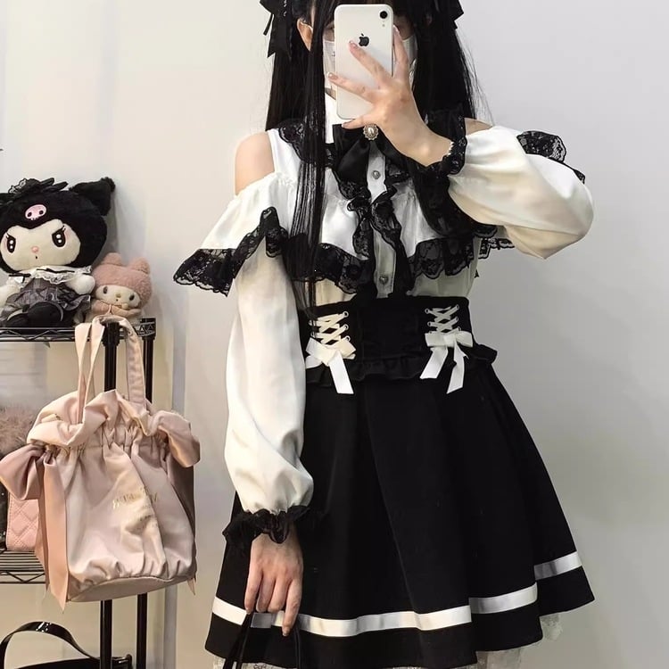 Set din două piese în stil japonez: bluză cu dantelă la tiv și umeri goi, mâneci lungi, și fustă puff Lolita cu funda