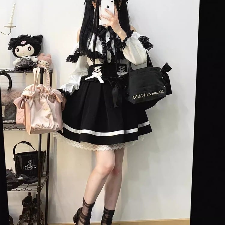Set din două piese în stil japonez: bluză cu dantelă la tiv și umeri goi, mâneci lungi, și fustă puff Lolita cu funda
