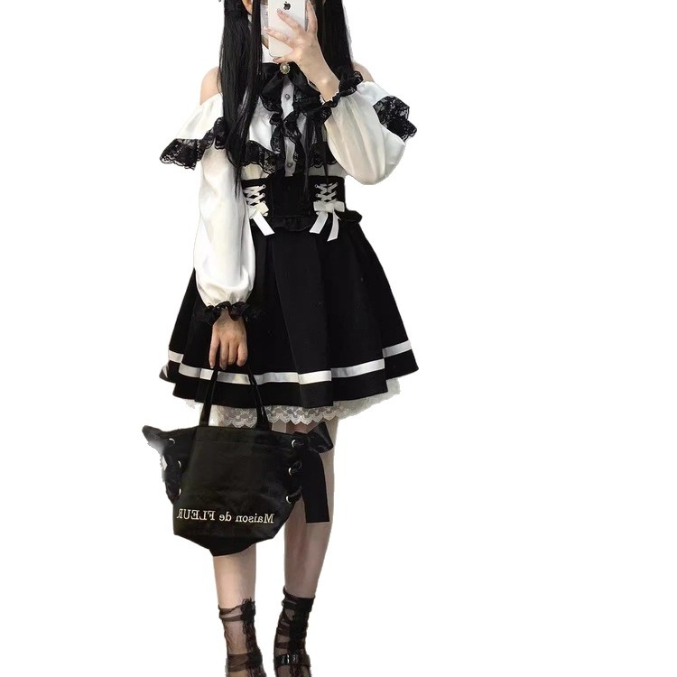 Set din două piese în stil japonez: bluză cu dantelă la tiv și umeri goi, mâneci lungi, și fustă puff Lolita cu funda